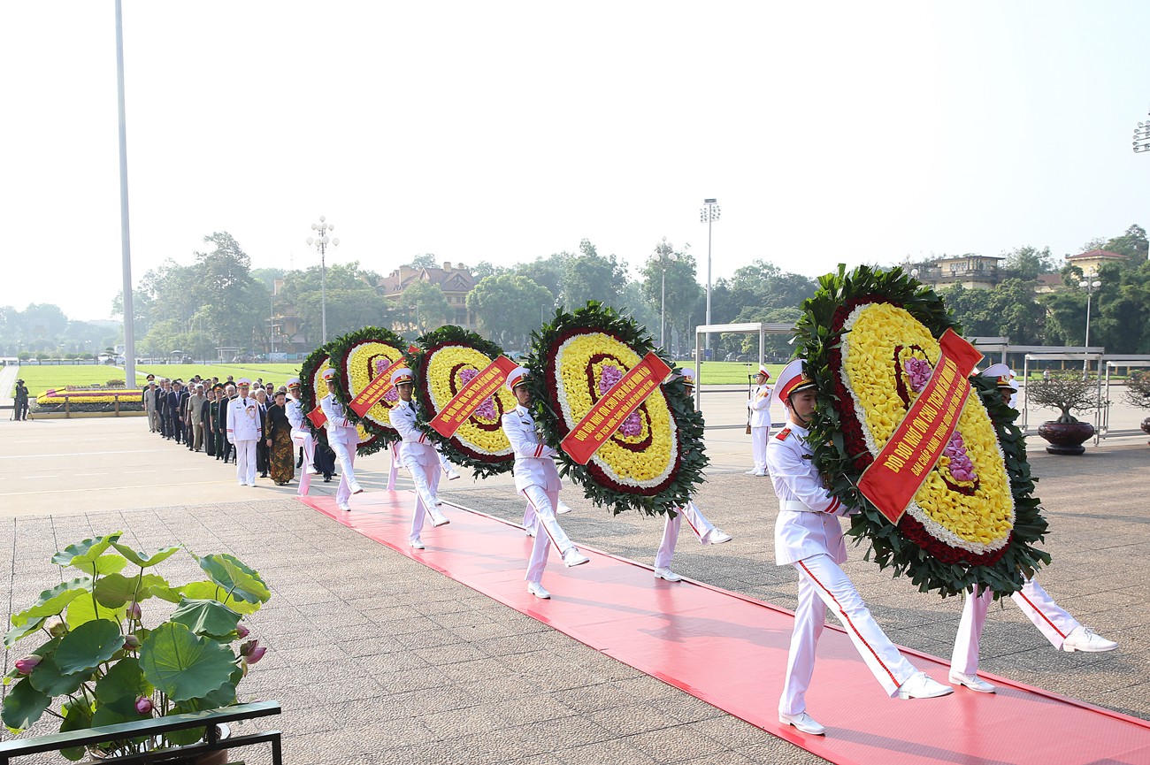 L&atilde;nh đạo Đảng, Nh&agrave; nước v&agrave;o Lăng viếng Chủ tịch Hồ Ch&iacute; Minh - Ảnh 6.