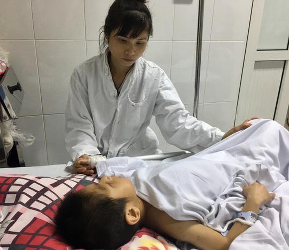 Bé trai 12 tuổi bị chó cắn đứt vành tai, lóc da đầu