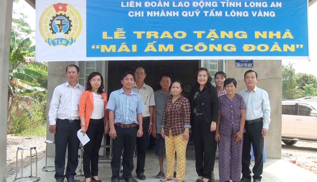 Tặng mái ấm Công đoàn cho đoàn viên khó khăn