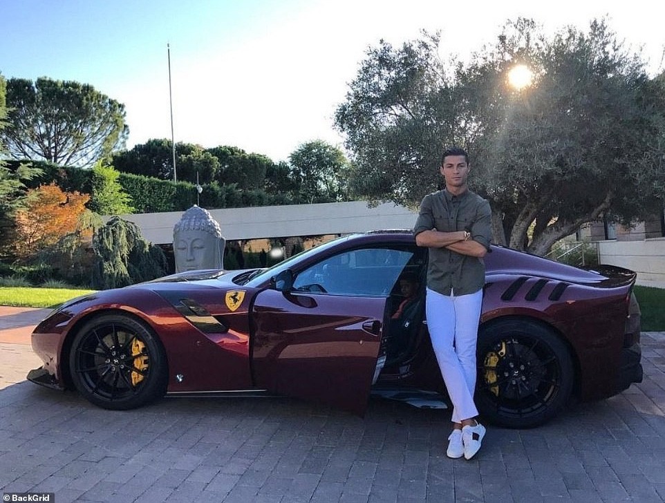 Ronaldo phóng tay tậu xe sang Bugatti La Voiture Noire 300 tỉ đồng