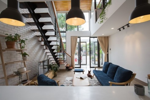Nh&agrave; tối giản nhưng đầy đủ &aacute;nh s&aacute;ng v&agrave; c&acirc;y xanh - Ảnh 2.