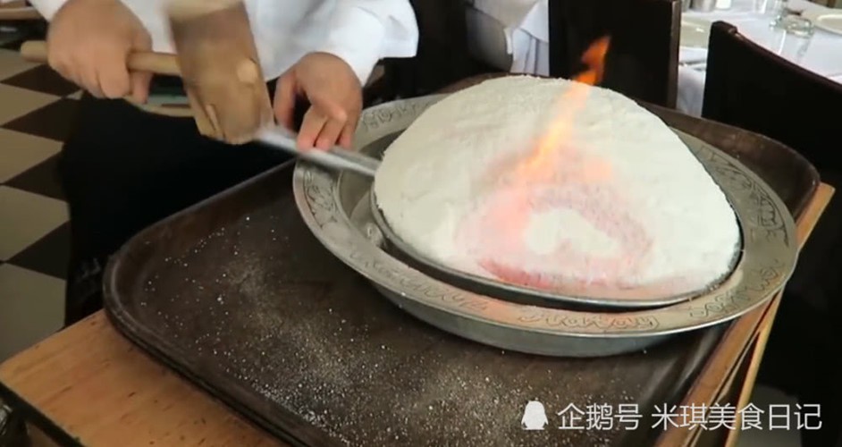 T&ograve; m&ograve; m&oacute;n g&agrave; nướng muối phải d&ugrave;ng b&uacute;a đập ở Thổ Nhĩ Kỳ - Ảnh 2.