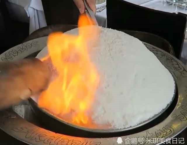T&ograve; m&ograve; m&oacute;n g&agrave; nướng muối phải d&ugrave;ng b&uacute;a đập ở Thổ Nhĩ Kỳ - Ảnh 3.
