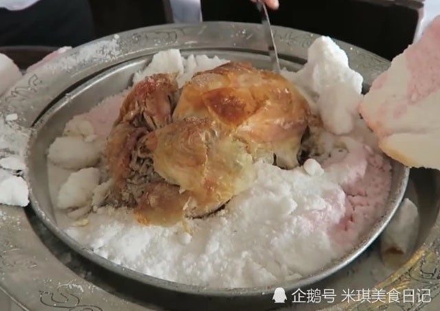 T&ograve; m&ograve; m&oacute;n g&agrave; nướng muối phải d&ugrave;ng b&uacute;a đập ở Thổ Nhĩ Kỳ - Ảnh 5.