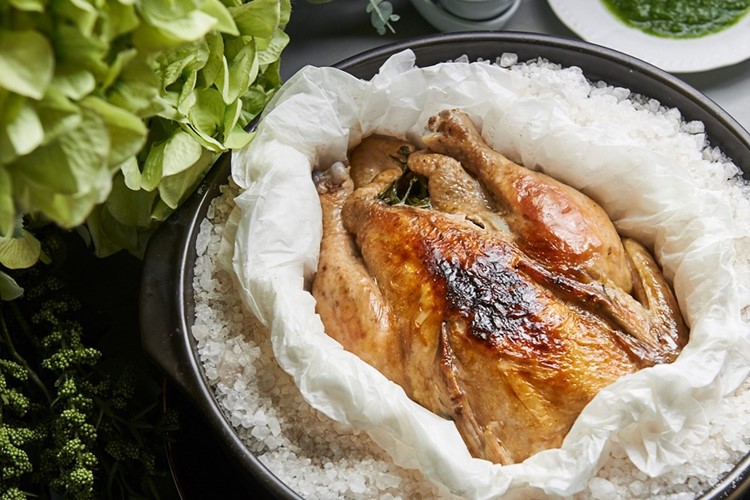 T&ograve; m&ograve; m&oacute;n g&agrave; nướng muối phải d&ugrave;ng b&uacute;a đập ở Thổ Nhĩ Kỳ - Ảnh 8.