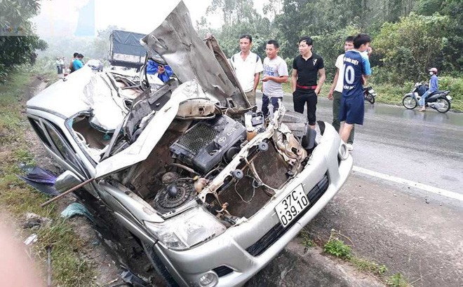 Xe bán tải đấu đầu xe tải, tài xế nguy kịch mắc kẹt trong ca bin giập nát - Ảnh 2.