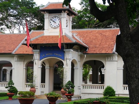 Bãi giữ xe, căn tin, hồ bơi trường học phải đấu thầu công khai