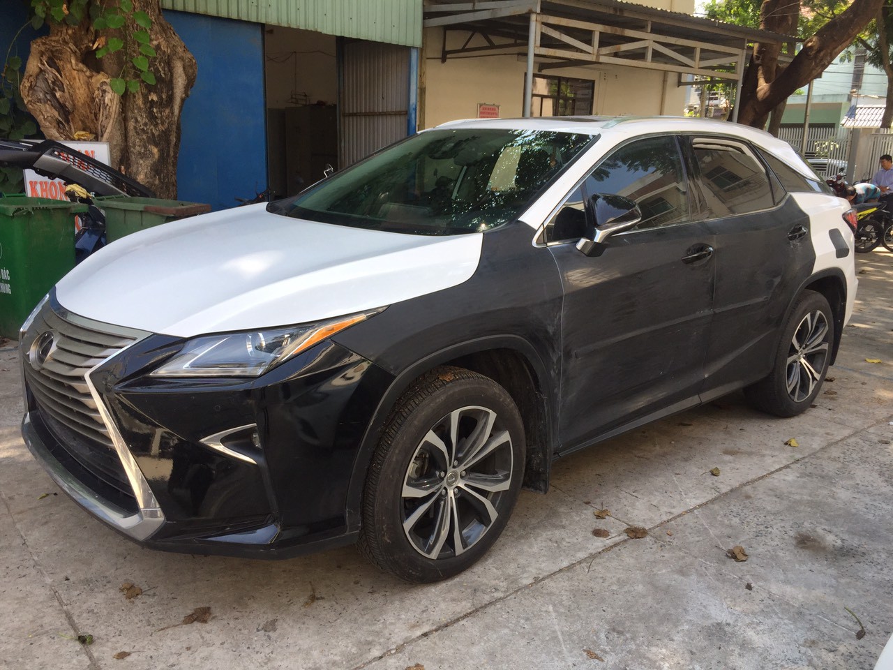 Lái xe Mercedes đi trộm xe Lexus rồi nhảy lầu trốn công an