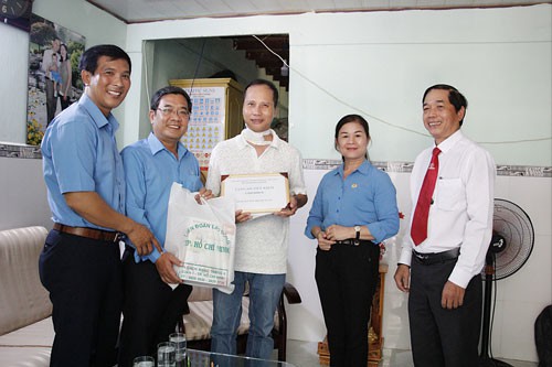 Hỗ trợ tài xế taxi Vinasun bị cướp tấn công