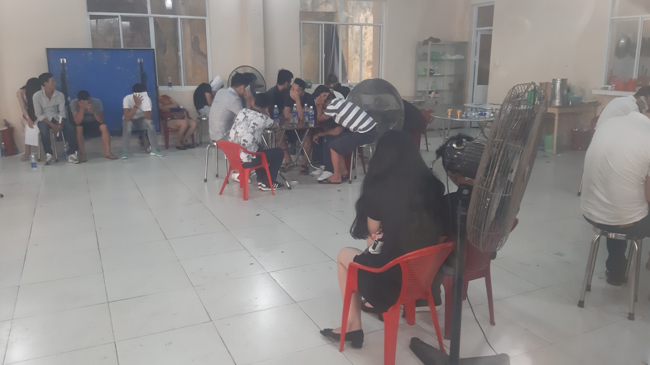 Hơn 200 cán bộ chiến sĩ Công an Đà Nẵng đột kích vũ trường New Phương Đông - Ảnh 2.