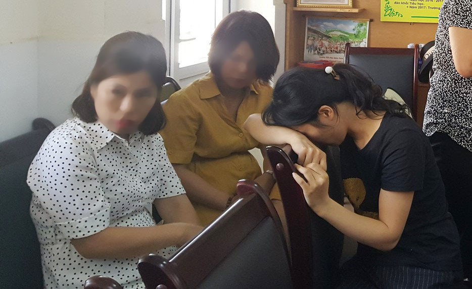 Cô giáo dùng "đòn roi" với hàng loạt học sinh bị buộc thôi việc