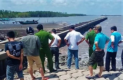 Truy tìm danh tính thi thể không nguyên vẹn tấp vào đê biển - Ảnh 1.