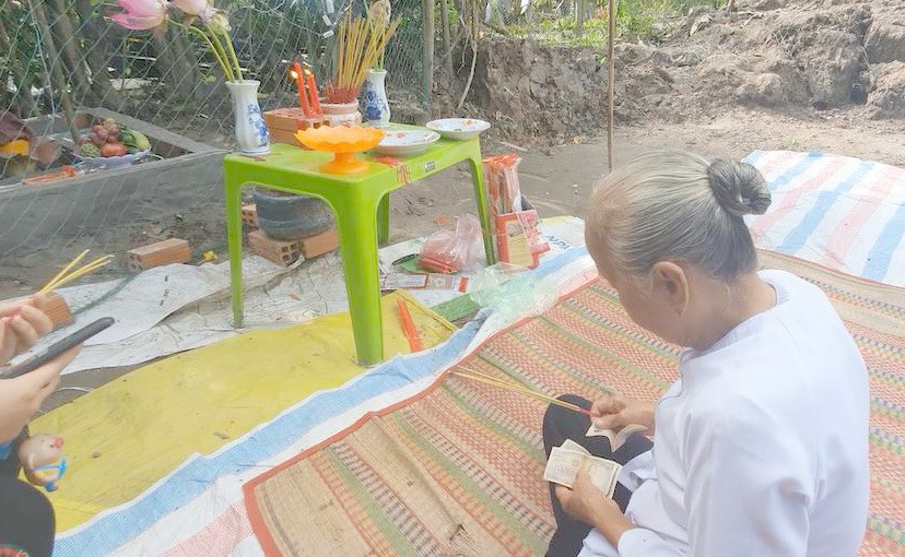 Dẹp bỏ b&agrave;n thờ c&uacute;ng b&aacute;i hoa x&aacute;c thối nhưng nghĩ l&agrave; hoa thần - Ảnh 2.