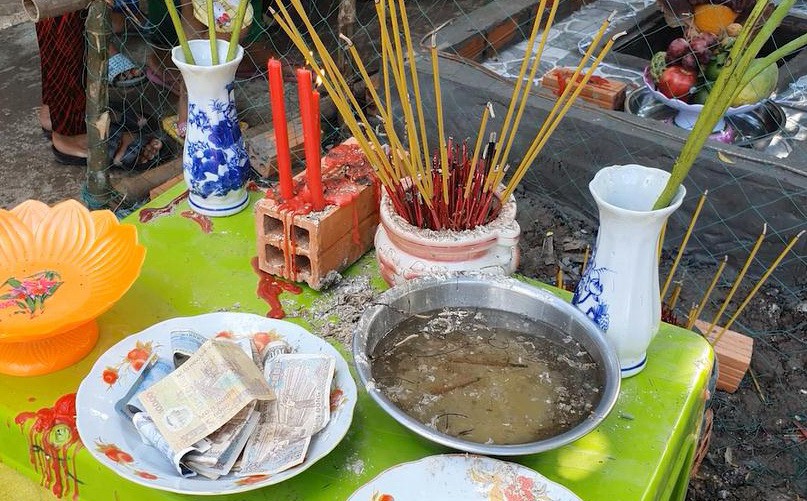 Dẹp bỏ b&agrave;n thờ c&uacute;ng b&aacute;i hoa x&aacute;c thối nhưng nghĩ l&agrave; hoa thần - Ảnh 3.
