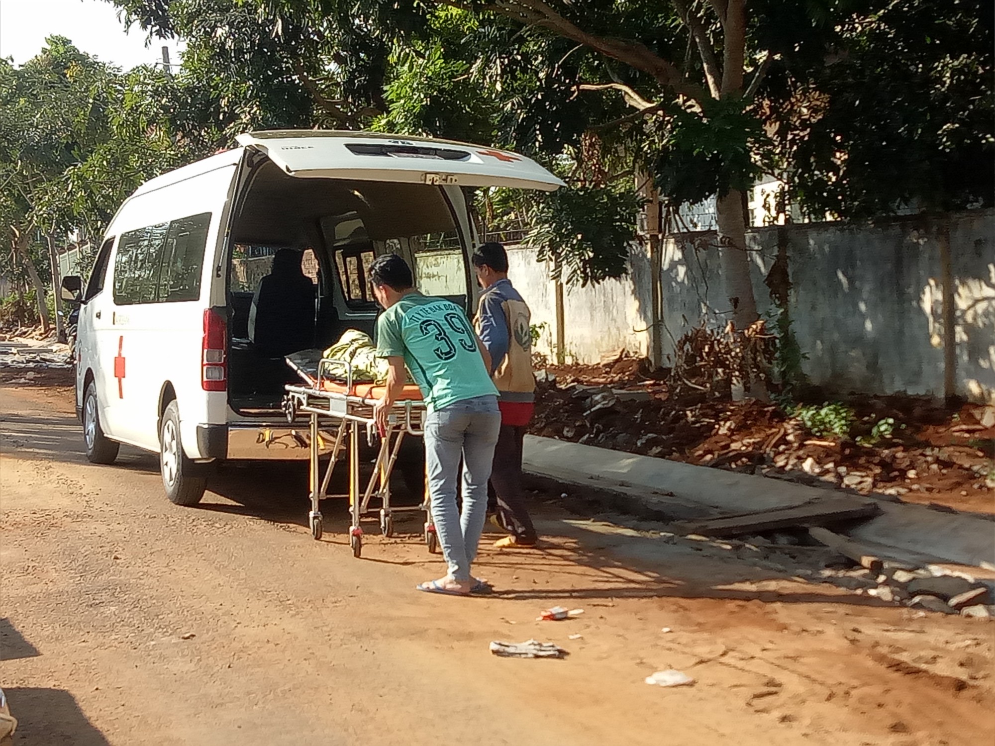 Nghi án cha dùng chổi quét nhà đánh chết con gái 9 tuổi