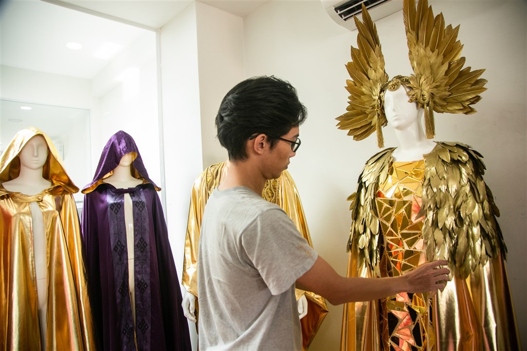 Trang phục cho show nghệ thuật Vũ hội Ánh Dương được làm cầu kỳ ra sao?