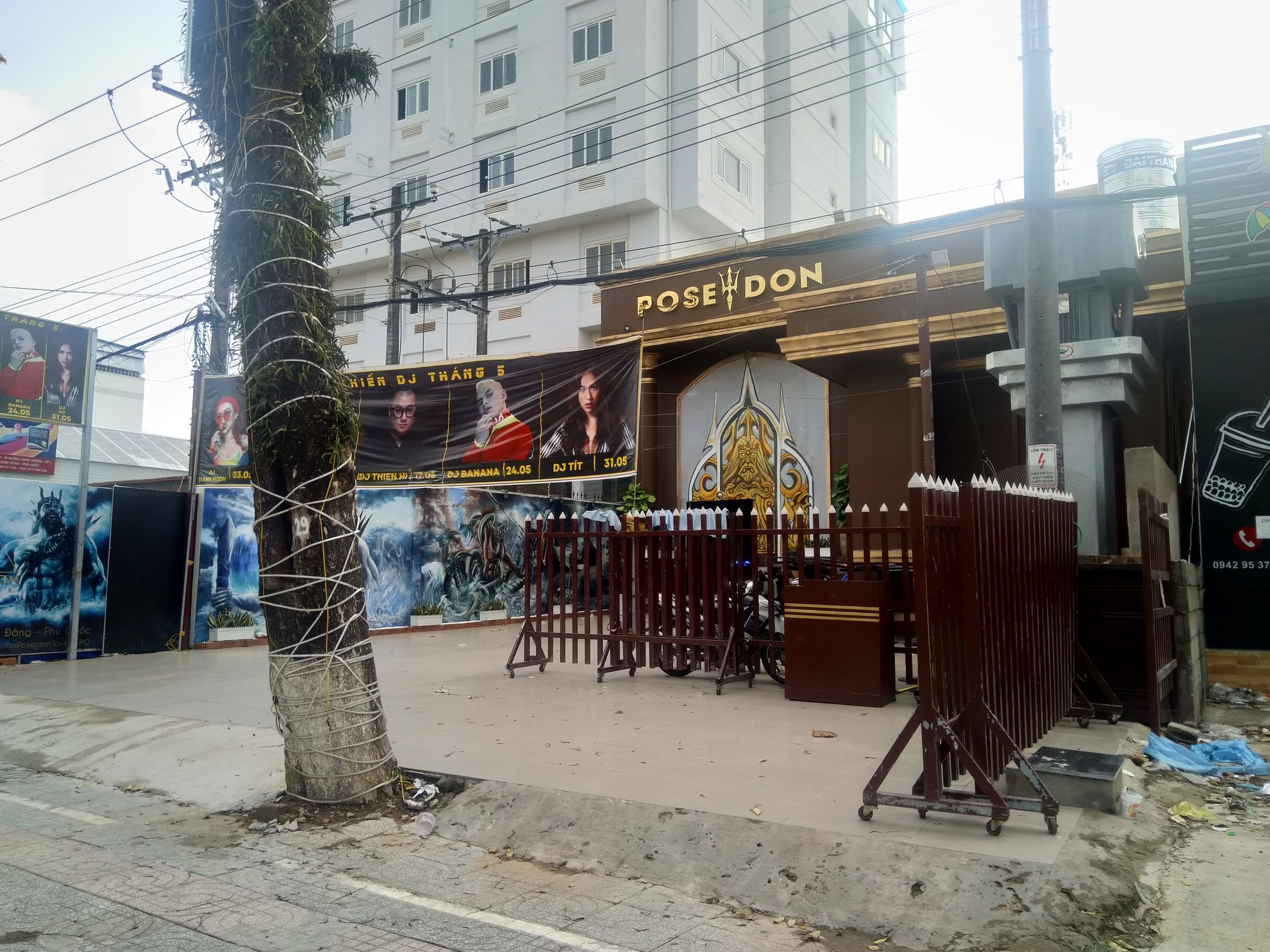 17 thanh ni&ecirc;n ph&ecirc; ma t&uacute;y, hơn 300 chai rượu kh&ocirc;ng nguồn gốc trong qu&aacute;n bar ở Ph&uacute; Quốc - Ảnh 1.