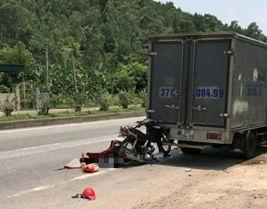 Đi ăn giỗ, người đàn ông tông xe máy vào đuôi xe tải tử vong