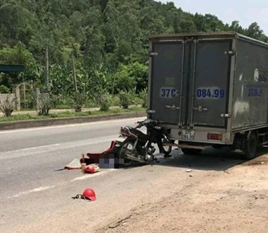 Đi ăn giỗ, người đ&agrave;n &ocirc;ng t&ocirc;ng xe m&aacute;y v&agrave;o đu&ocirc;i xe tải tử vong - Ảnh 1.