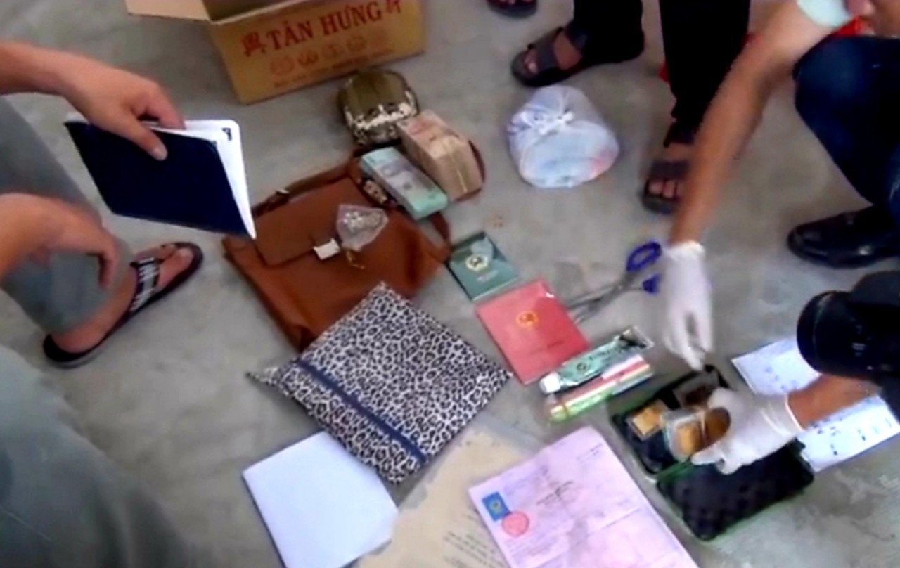 Clip phát hiện nhiều tiền, vàng trong ôtô của nhóm nghi phạm vụ "bê tông xác người"