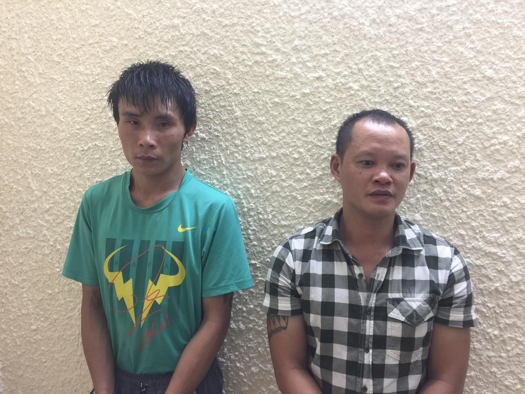 Bước ra khỏi ng&acirc;n h&agrave;ng, c&ocirc; g&aacute;i bị 2 t&ecirc;n cướp bịt mặt đi xe SH giật phăng t&uacute;i đựng 400 triệu đồng - Ảnh 1.