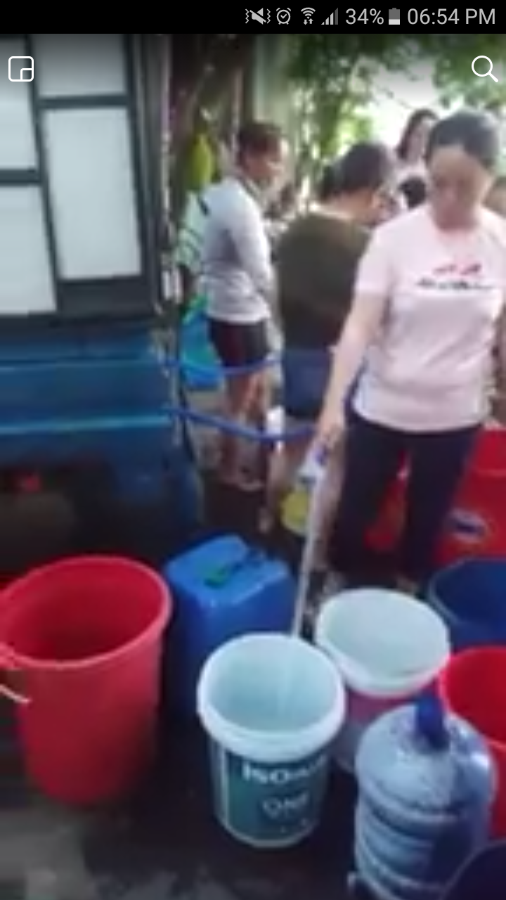 Đà Nẵng: Người dân vật vã dùng thùng nhựa đi hứng nước sạch
