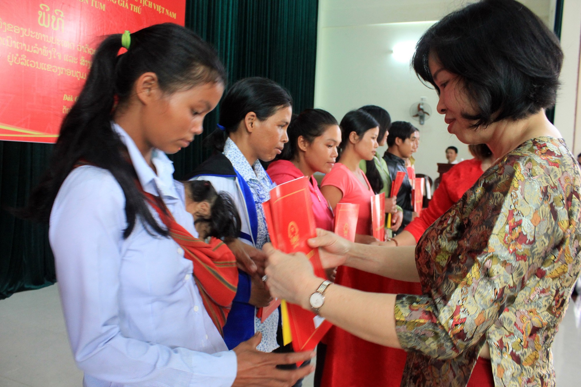 38 công dân Lào được nhập quốc tịch Việt Nam