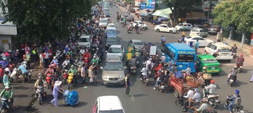 Nhiều người đi bộ vi phạm luật giao thông