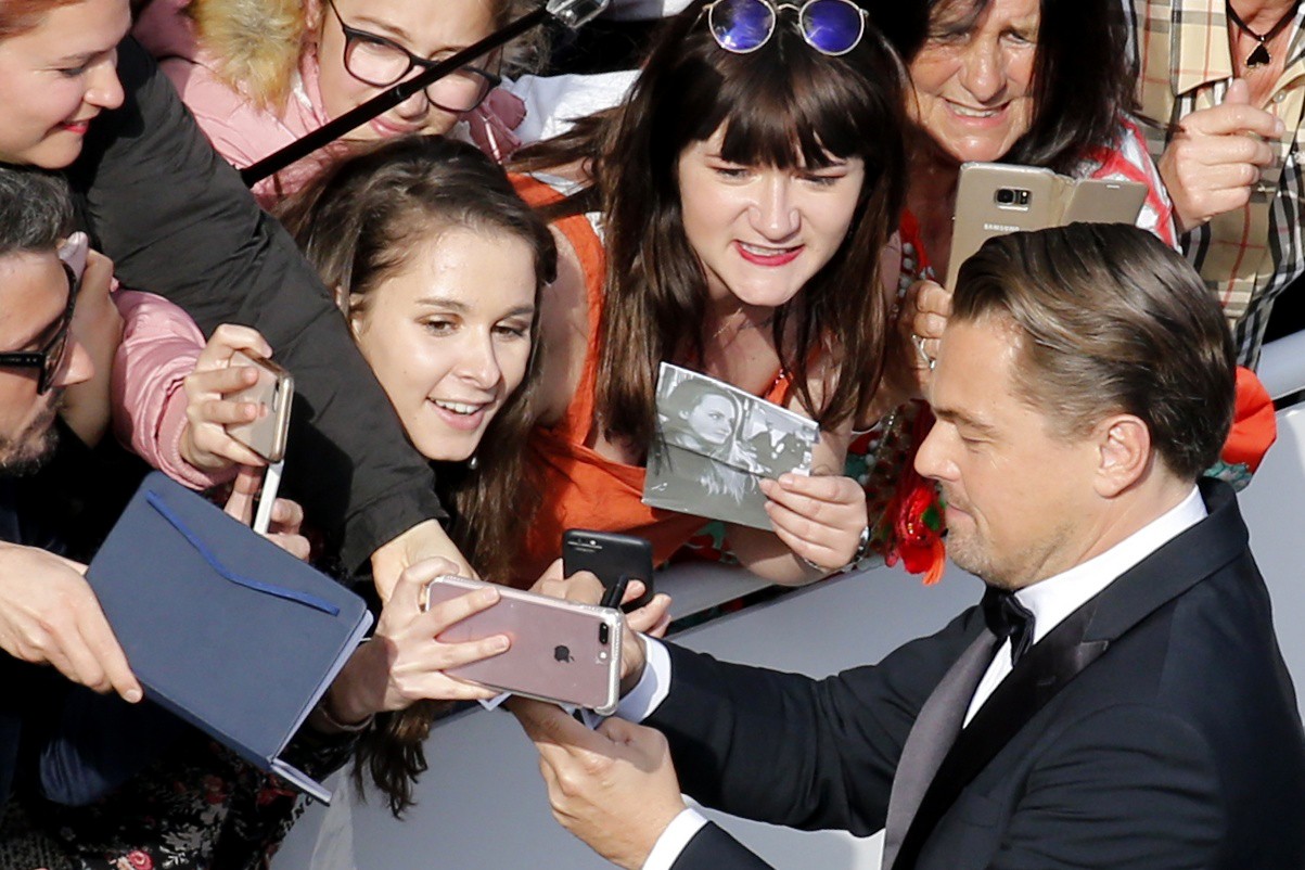 Leonardo DiCaprio, Brad Pitt lịch lãm trên thảm đỏ - Ảnh 1.