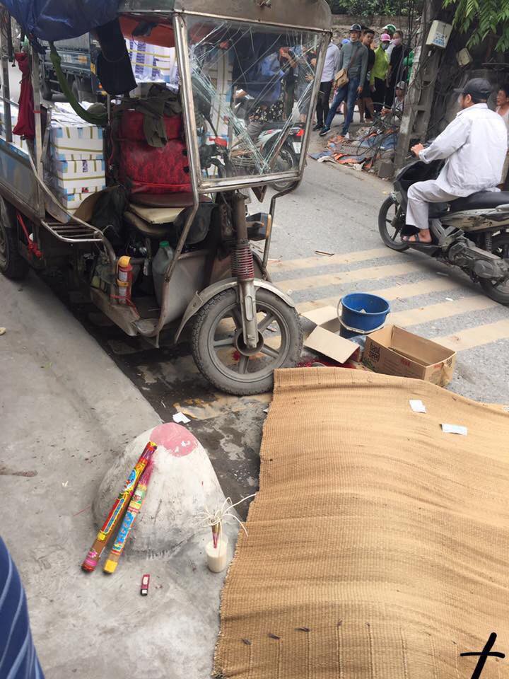 Va chạm, người đàn ông đi xe máy bị xe 3 bánh lật nghiêng đè tử vong - Ảnh 1.