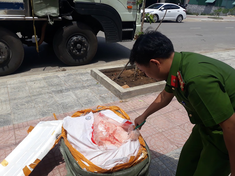 Bắt giữ xe ôtô chở 300 kg vú heo không rõ nguồn gốc