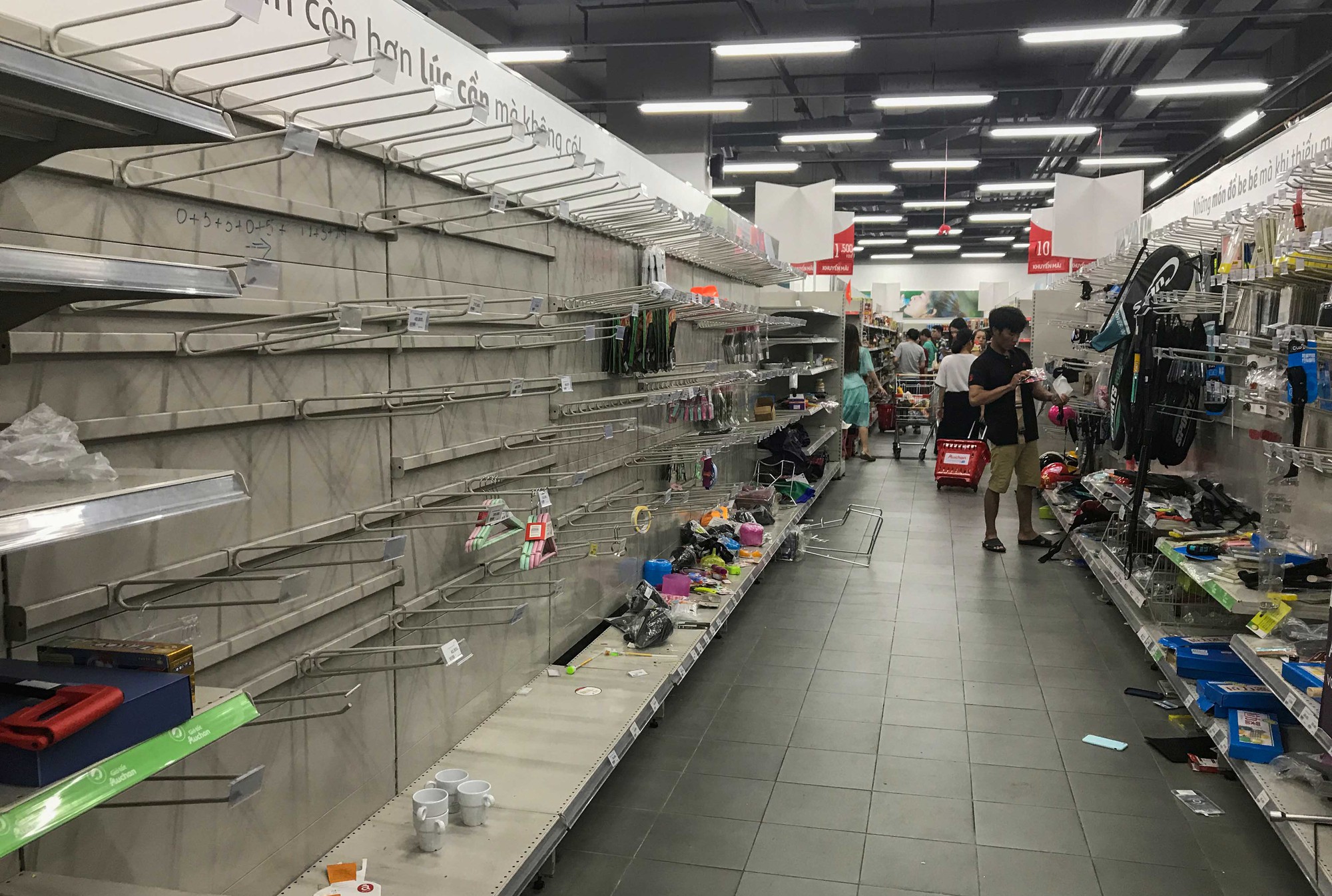 Nhân viên Auchan "muốn khóc" nhìn khách vừa mua, vừa ăn, vừa phá hàng hóa trong siêu thị