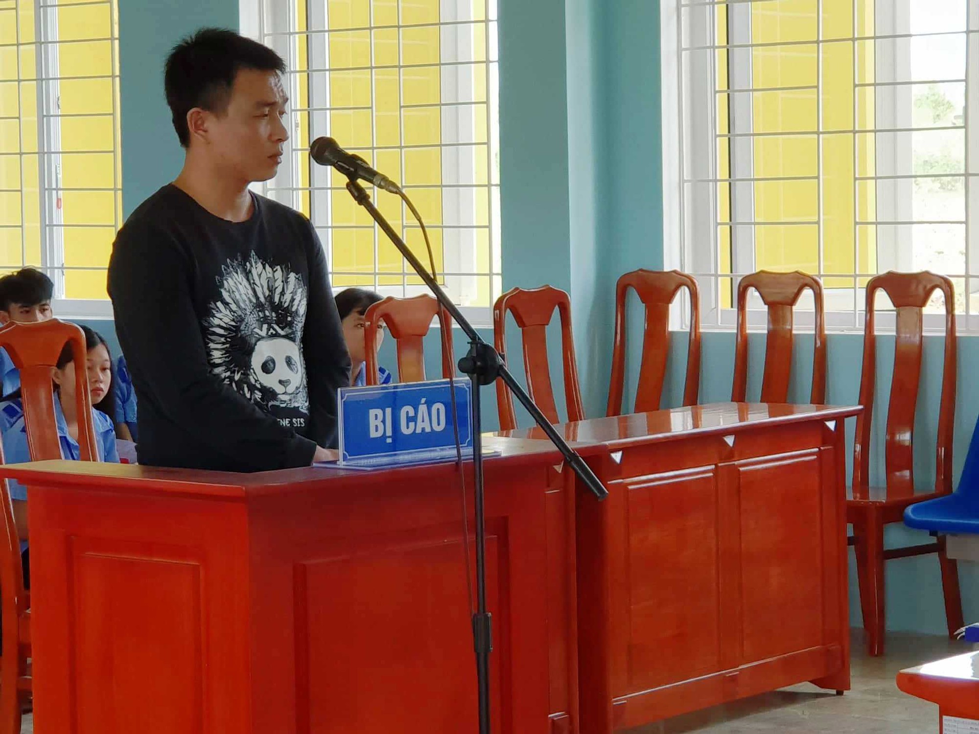"Siêu trộm" cúi khóc tại tòa xin giảm nhẹ hình phạt