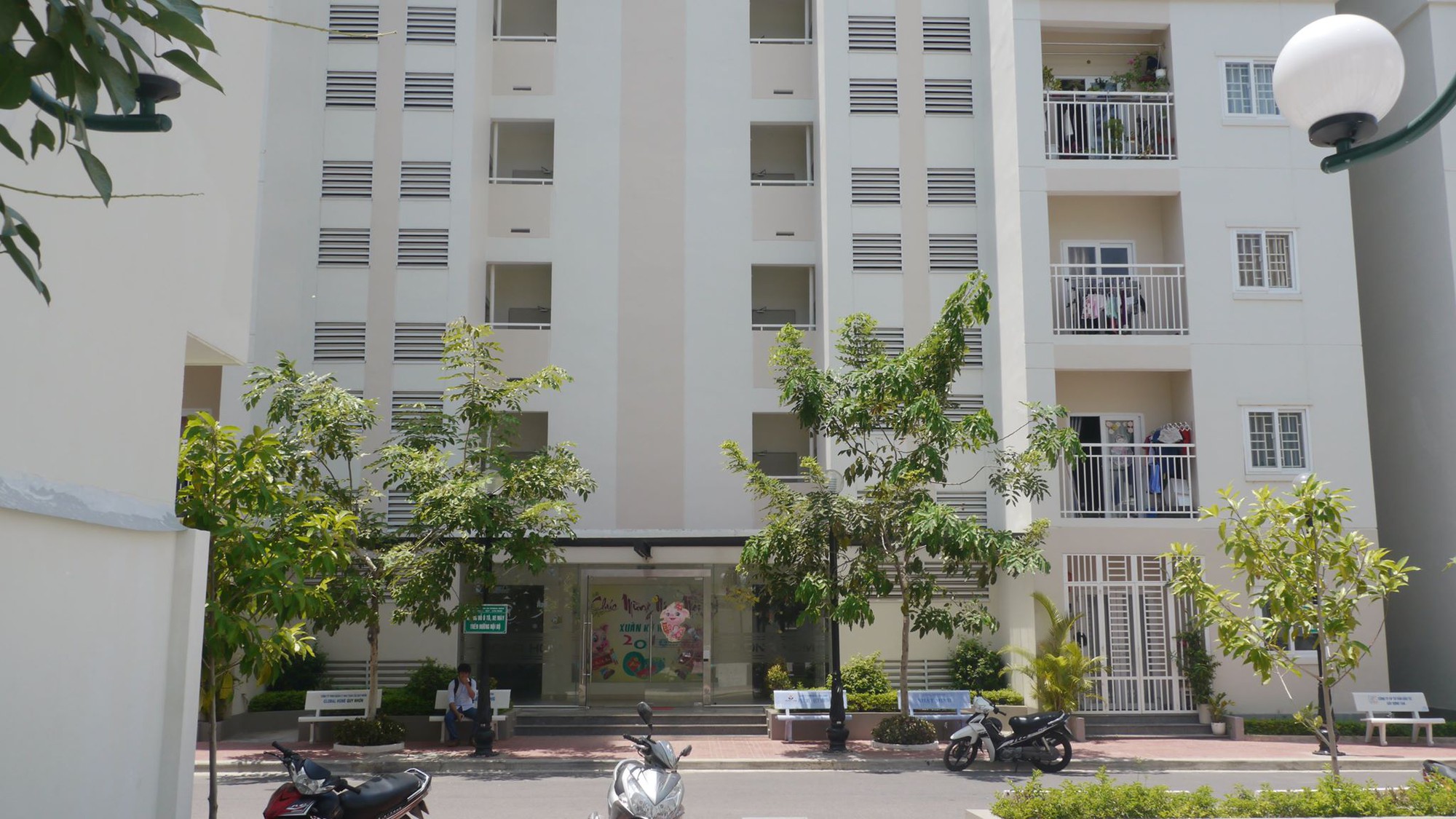 Tình tiết bất ngờ vụ quỳ ở sàn thang máy nhìn ngược vào váy phụ nữ - Ảnh 2.