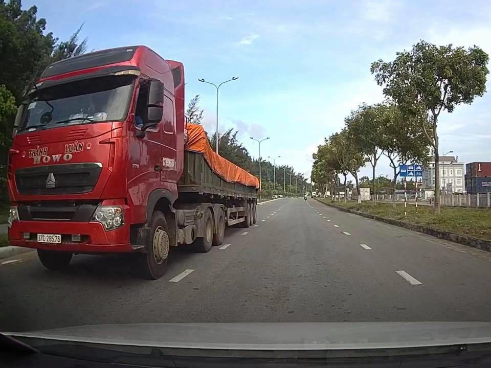Xử phạt xe đầu k&eacute;o ngang nhi&ecirc;n chạy ngược chiều tr&ecirc;n đường c&oacute; biển cấm - Ảnh 1.