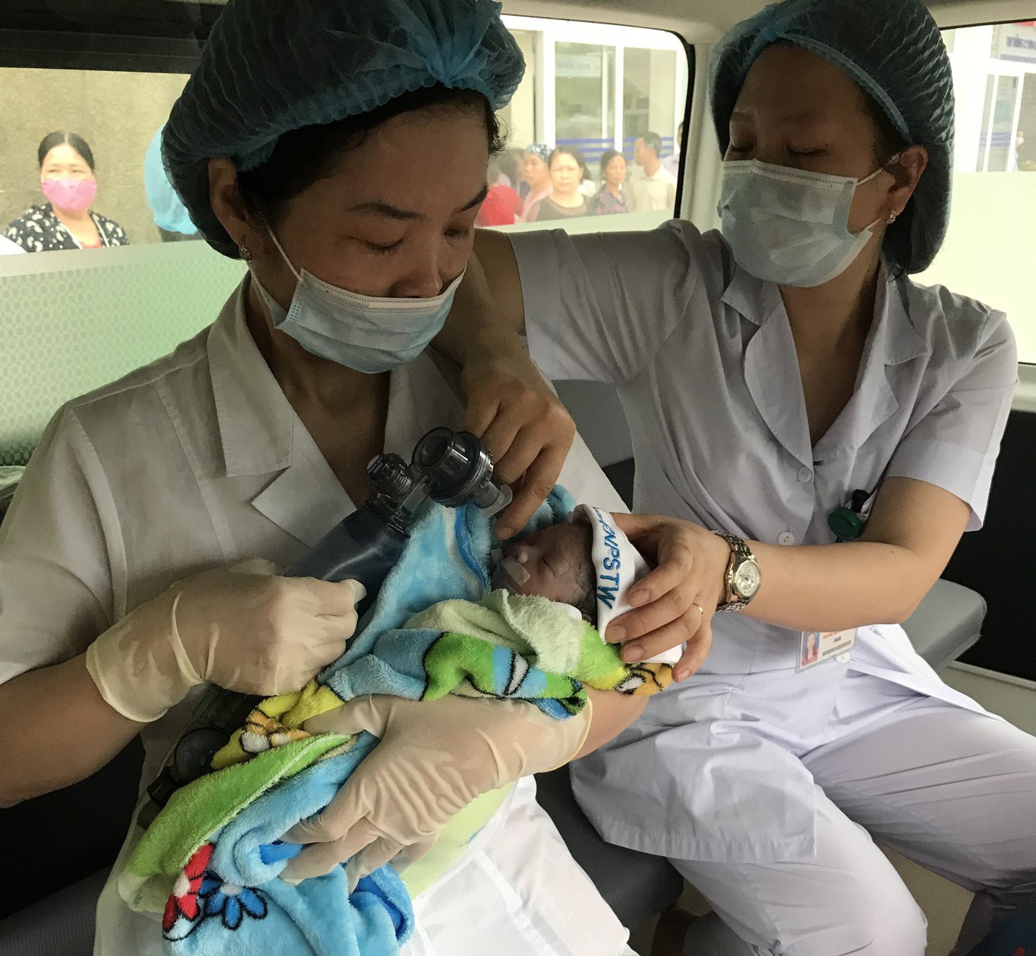 Trào nước mắt khoảnh khắc người mẹ ung thư vú lần đầu ôm con vào lòng - Ảnh 12.