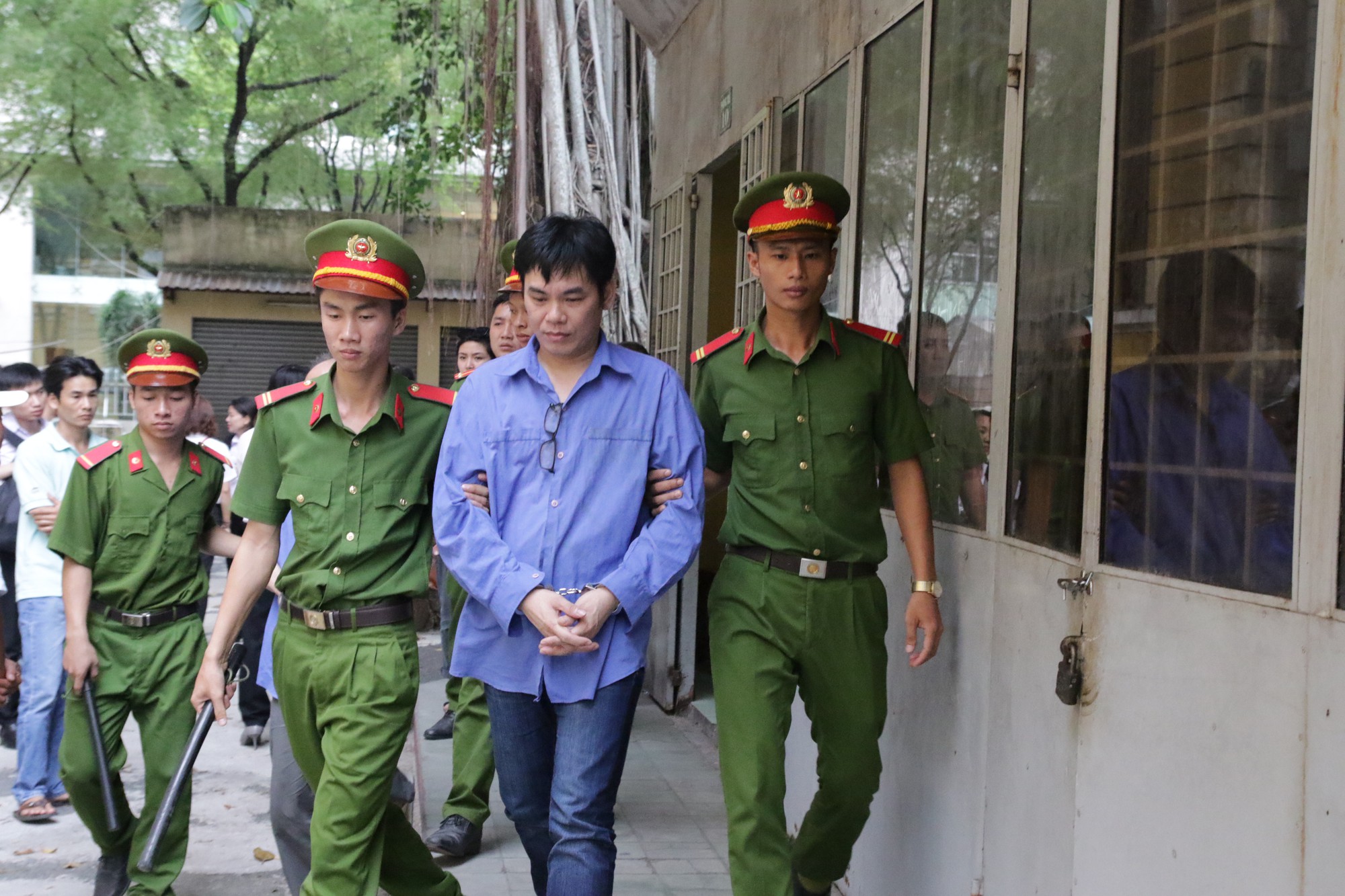 Lật tẩy cú bắt tay của lãnh đạo ngân hàng và 2 giám đốc doanh nghiệp - Ảnh 2.