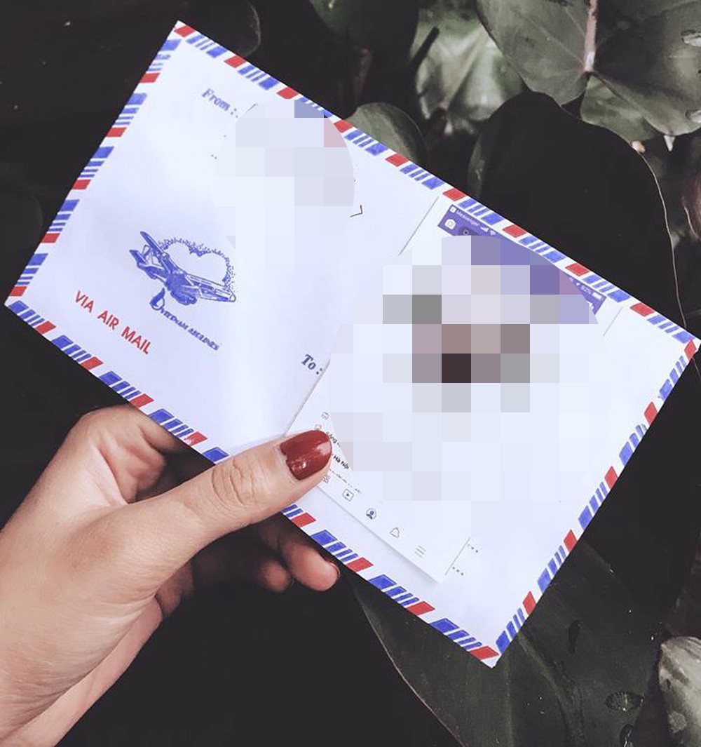 V&ocirc; t&igrave;nh ph&aacute;t hiện tập thư t&igrave;nh từ người y&ecirc;u cũ của chồng - Ảnh 1.