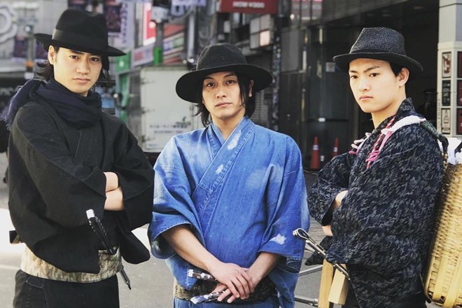 Nhặt rác phong cách samurai hút khách ở Nhật Bản
