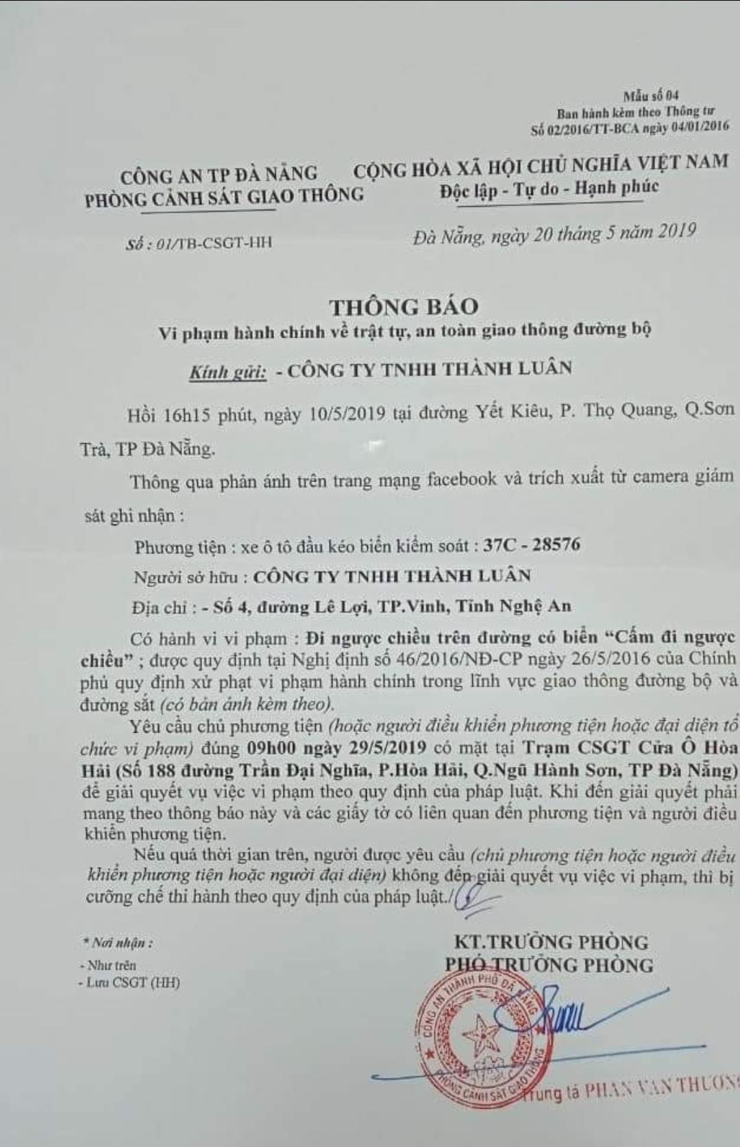 Xử phạt xe đầu k&eacute;o ngang nhi&ecirc;n chạy ngược chiều tr&ecirc;n đường c&oacute; biển cấm - Ảnh 2.