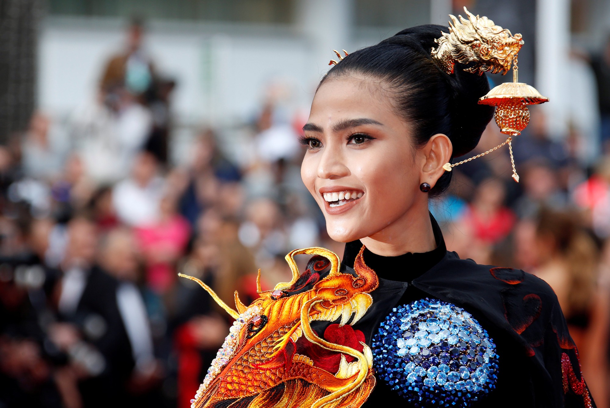 Trương Thị May đẹp hút hồn trên thảm đỏ Cannes