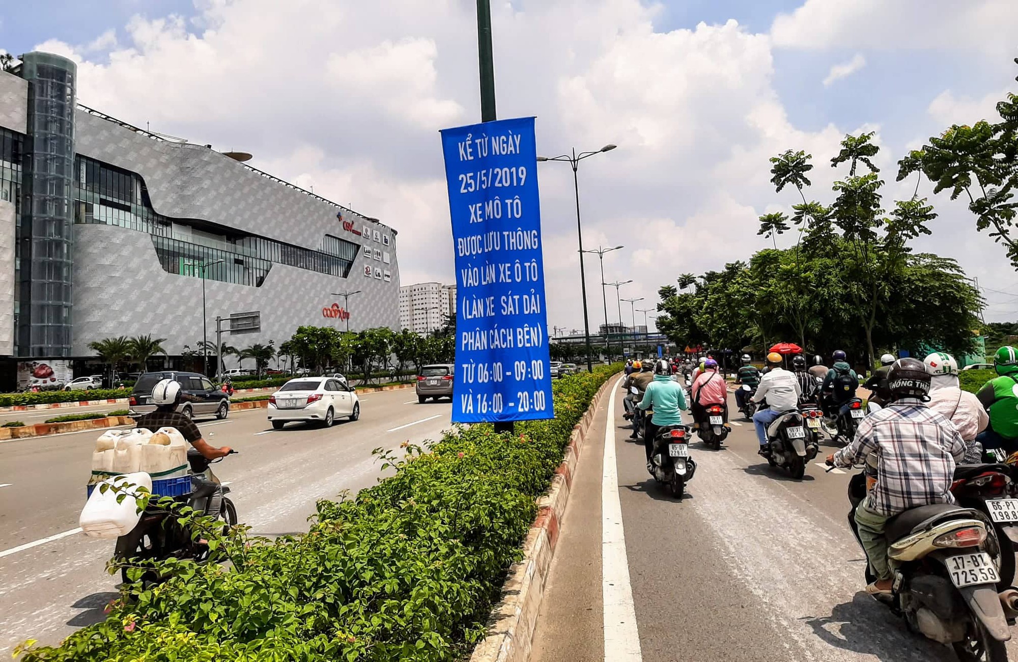 Tăng thời gian xe máy lưu thông vào làn ôtô đường Phạm Văn Đồng và Trường Chinh