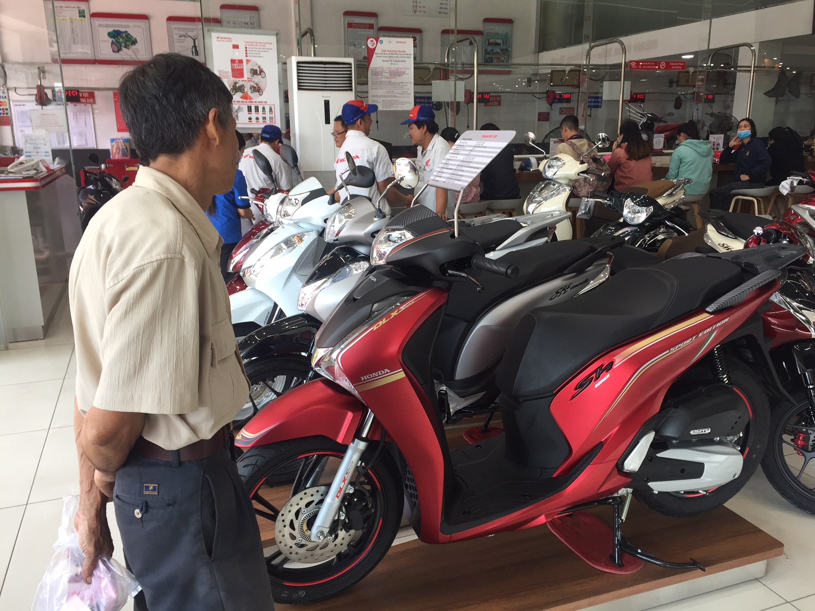 Honda Việt Nam hứa tăng sản lượng, hạn chế đội gi&aacute; xe tay ga - Ảnh 1.