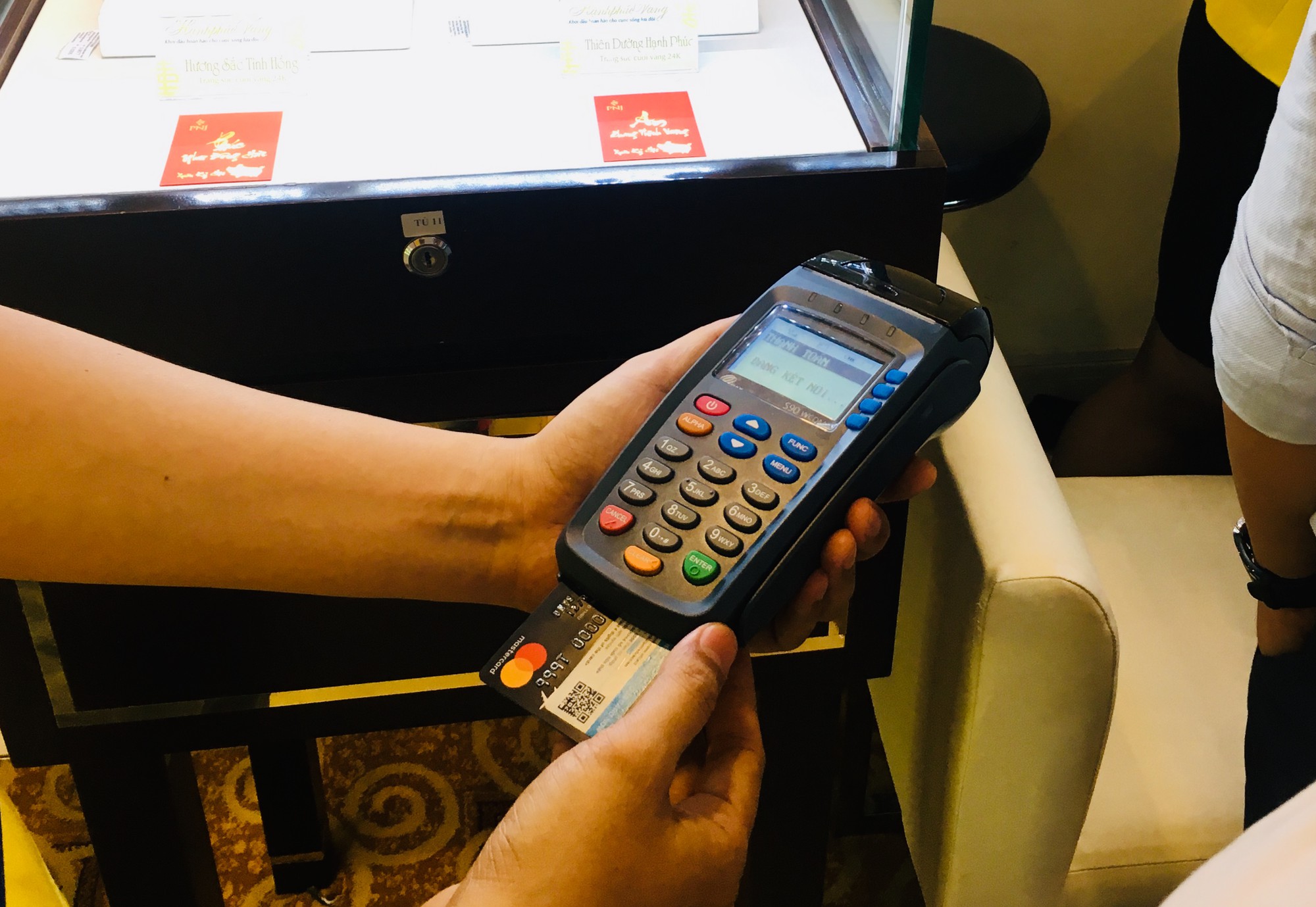 Chủ thẻ tín dụng tá hỏa khi bị tính lãi phạt vì nợ 400.000 đồng