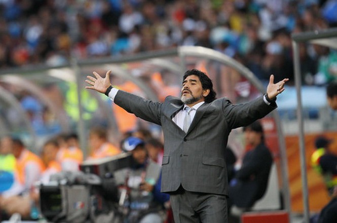 Bạn g&aacute;i tố nợ, Maradona bị bắt ở s&acirc;n bay Mexico - Ảnh 3.
