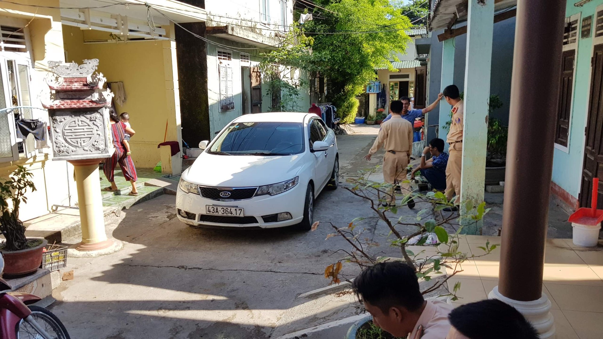 Xe ôtô tông người dừng đèn đỏ rồi bỏ chạy
