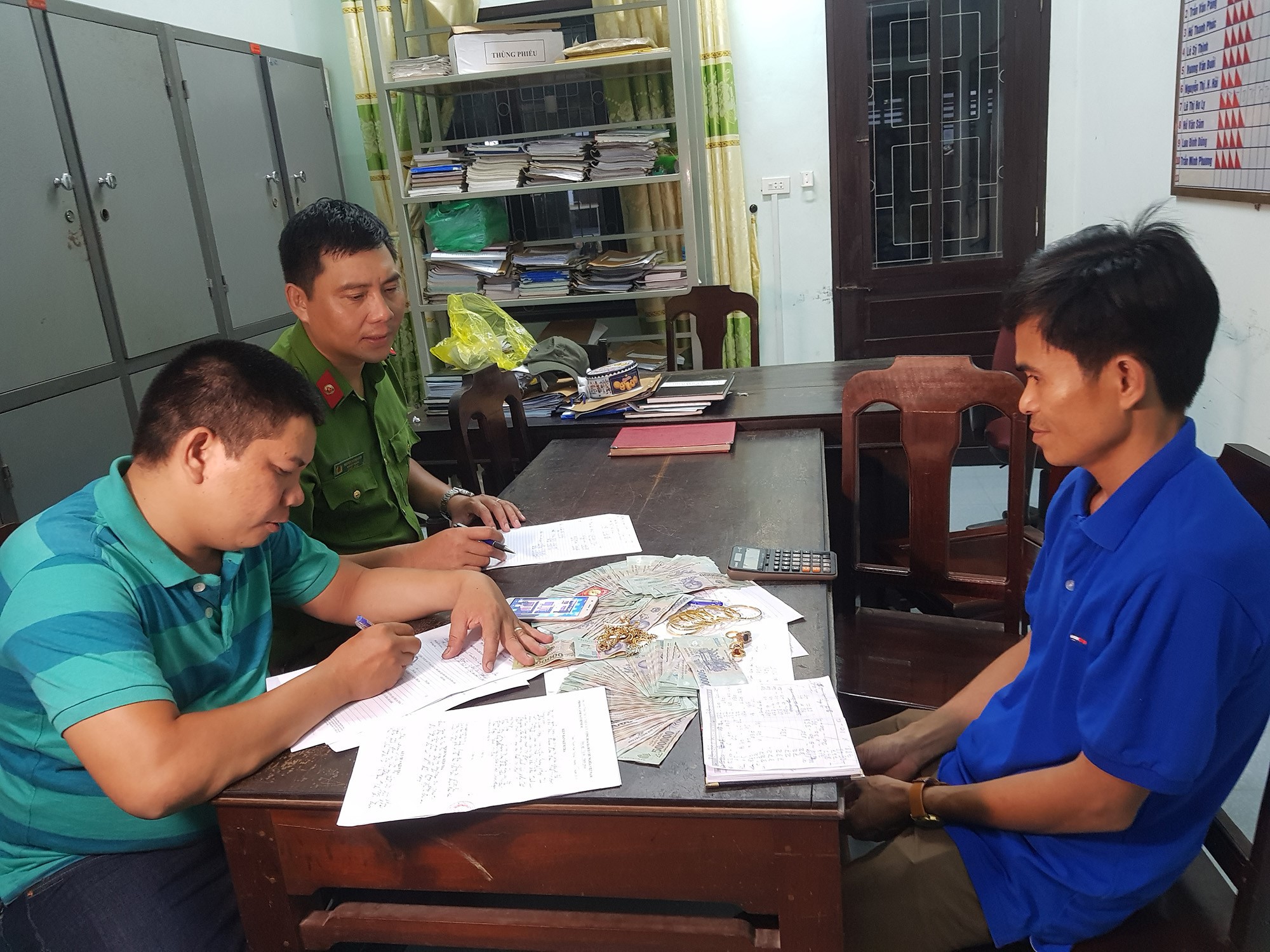 Triệt ph&aacute; đường d&acirc;y đ&aacute;nh bạc chuy&ecirc;n dụ dỗ người thiếu hiểu biết - Ảnh 2.