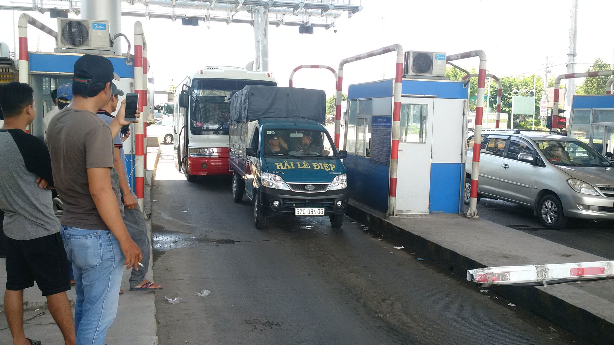 Tài xế liên tục phản đối trạm thu phí T2, vì sao? - Ảnh 1.