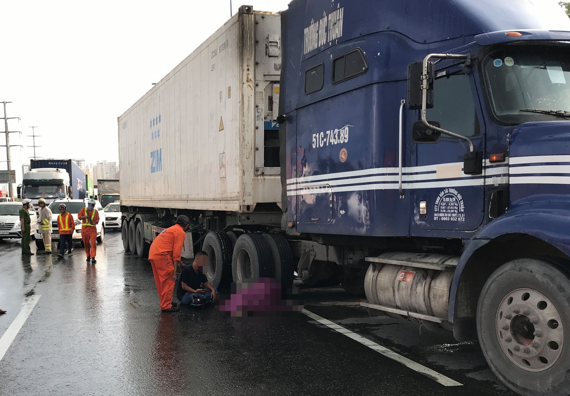 Chạy bộ qua đường, 1 Việt kiều bị xe container cán chết trên xa lộ Hà Nội