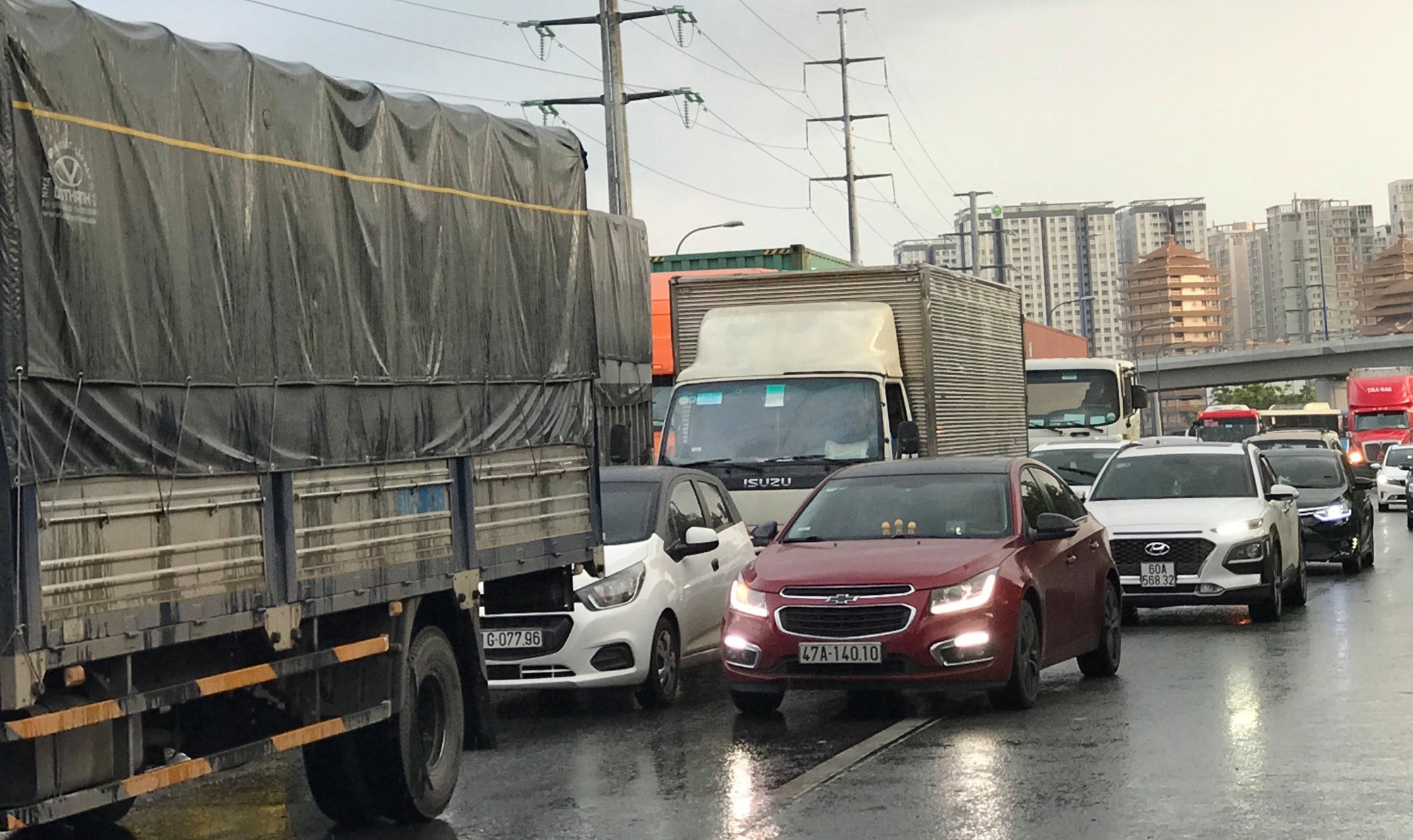 Chạy bộ qua đường, 1 Việt kiều bị xe container c&aacute;n chết tr&ecirc;n xa lộ H&agrave; Nội - Ảnh 2.
